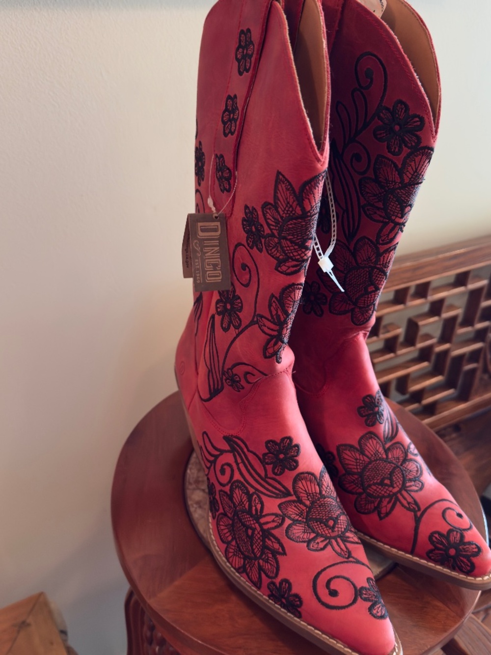 Brand new Dingo Women's size 9 Red boots